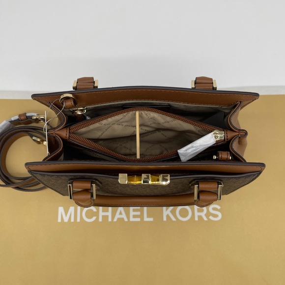 Michael Kors Mott MD Messenger & Case Card Wallet - Picture 6 of 15